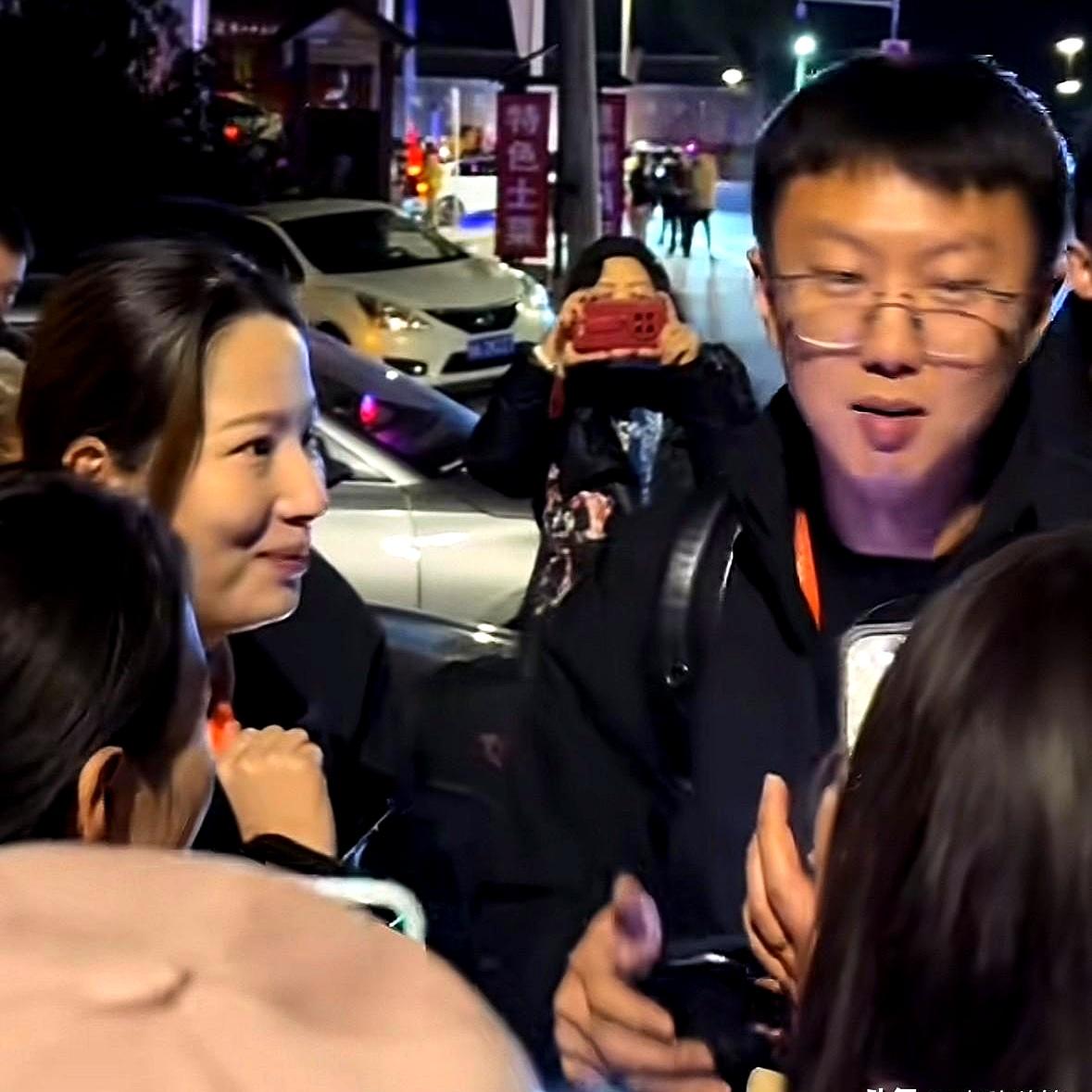 董宇辉带过来一个马骞，而马骞带过来一个导演团队。马骞不是一个人过来的，他