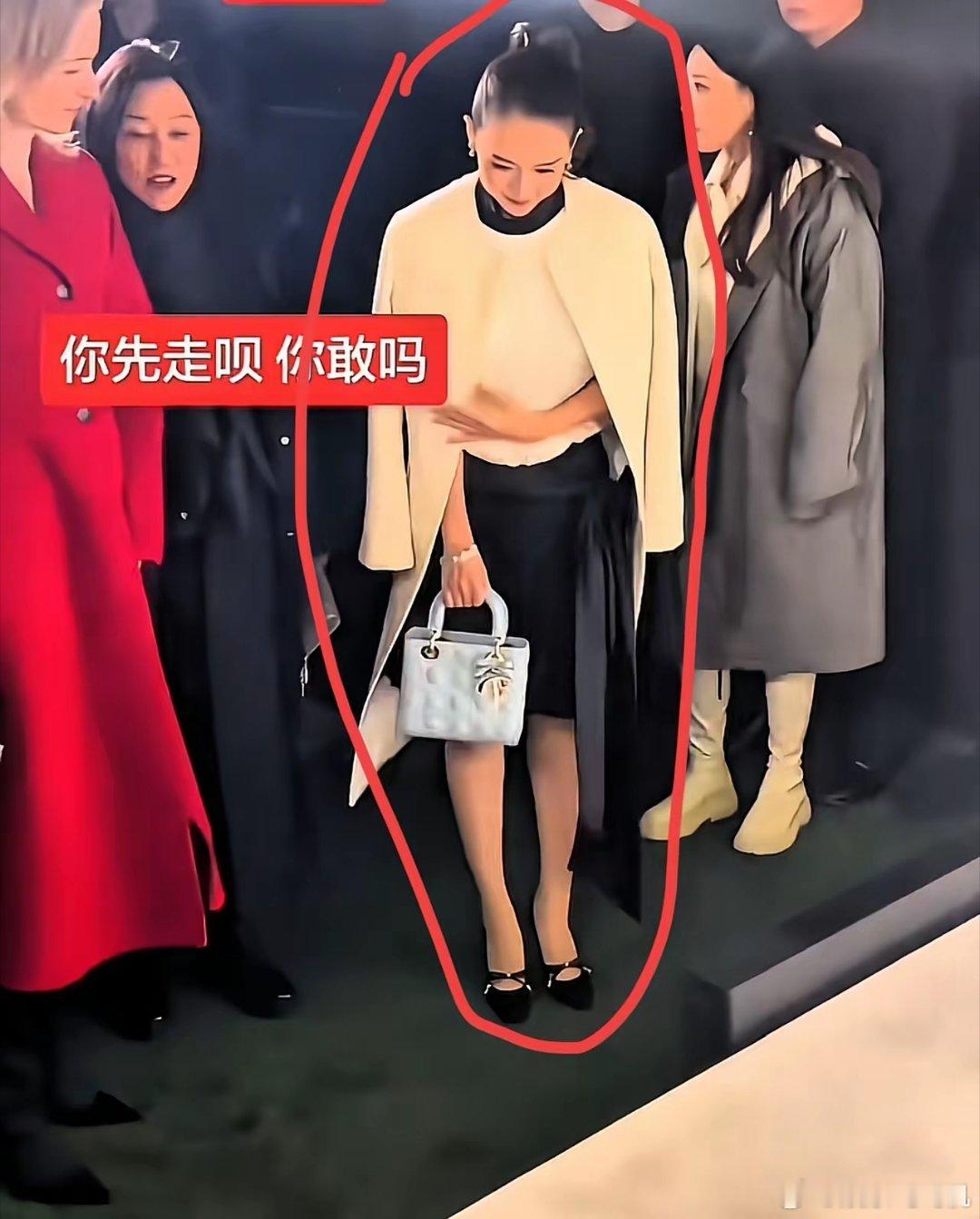 章子怡，你要让就大大方方地让，有必要如此卑躬屈膝吗？章子怡出席迪奥活动，大光明发