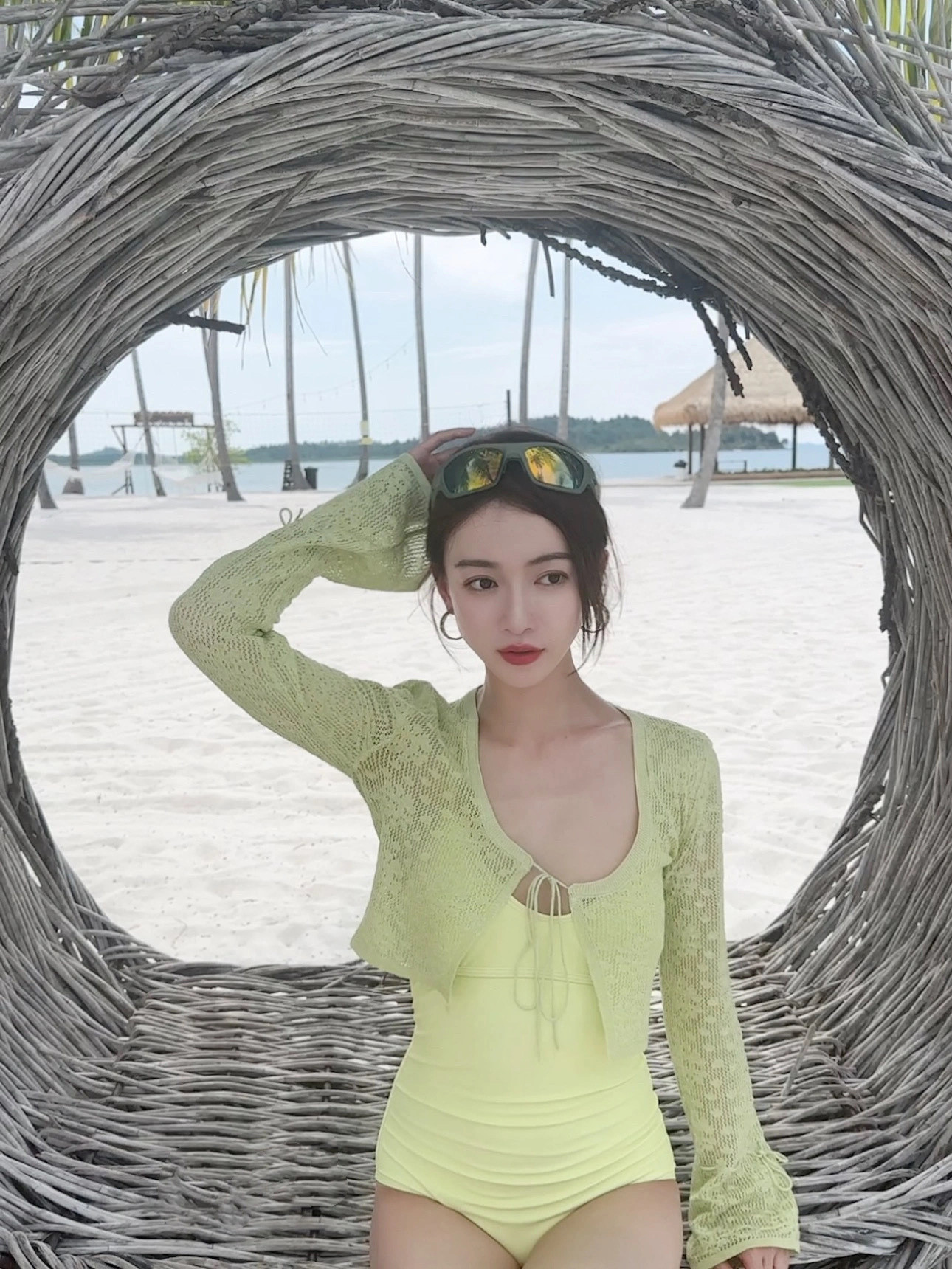 吴谨言，泳池边柔美私服，清新甜美。吴谨言