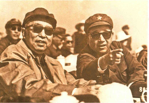 1981年9月，华北军事大演习现场，北京军区司令员秦基伟和华国锋同志。当时的华国