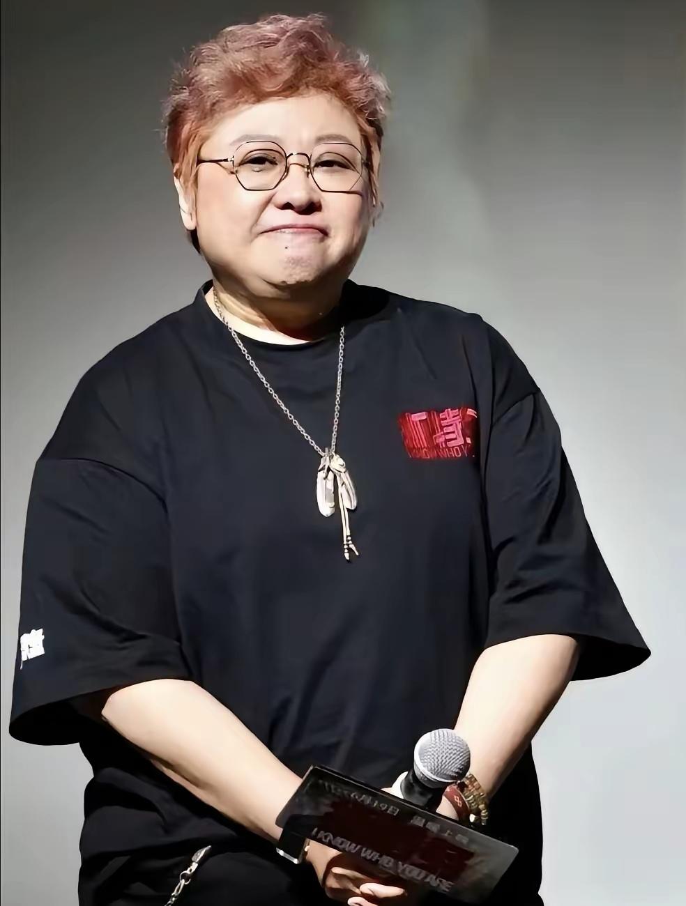 韩红这表情就是，大家都能听我的，看我多牛，一句话，就是满满票房，可惜了。很多演