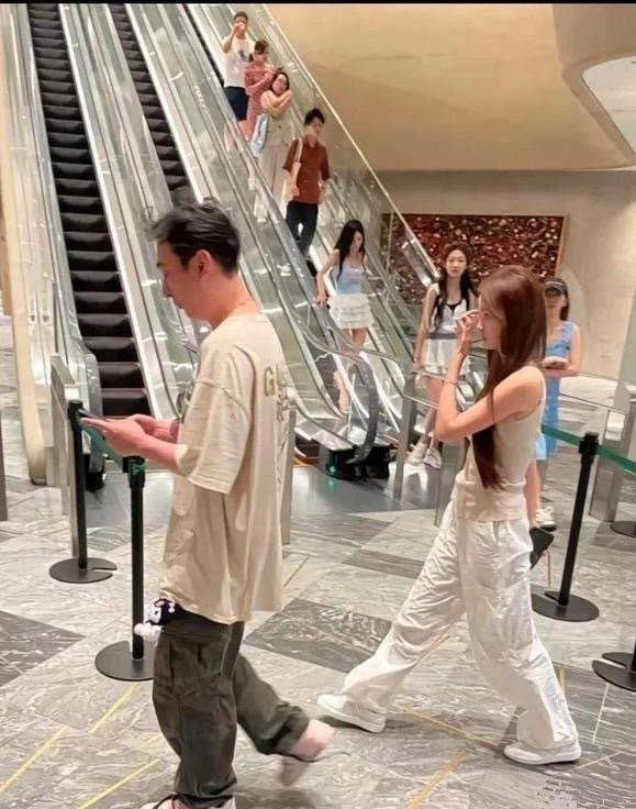 王校长大概率是不会再回国了！手头能卖的基本都清完了。公司卖了，豪宅卖了，保时捷918卖了，兰博基尼L