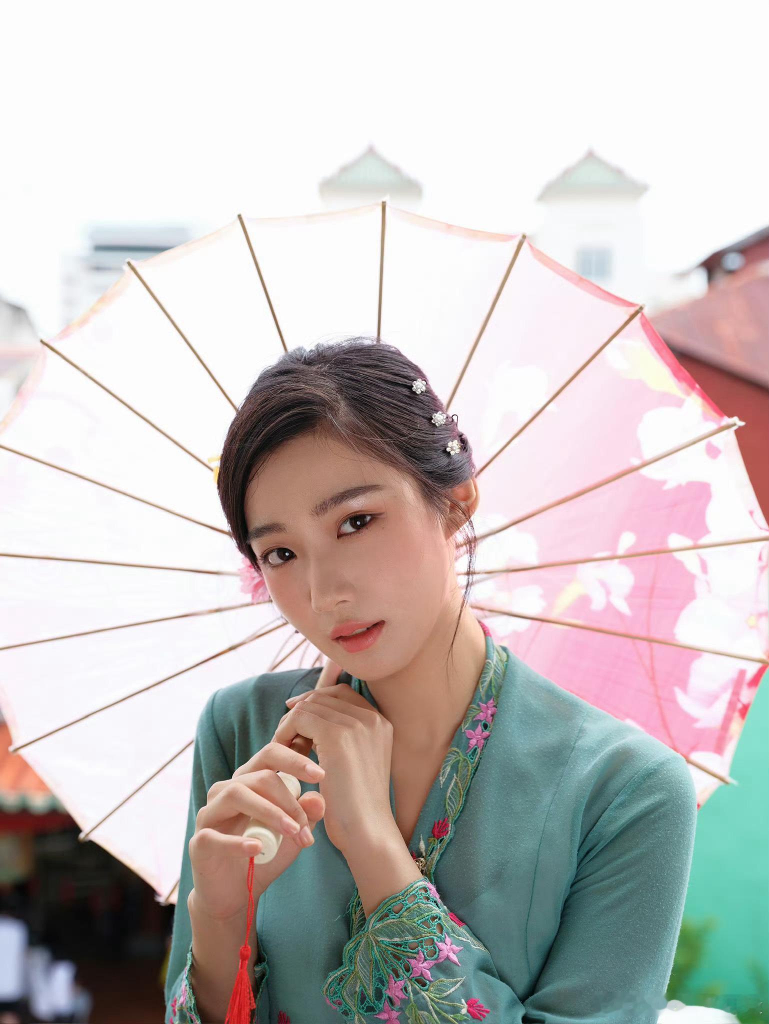 看了半天，似卢昱晓又不似卢昱晓​​​
