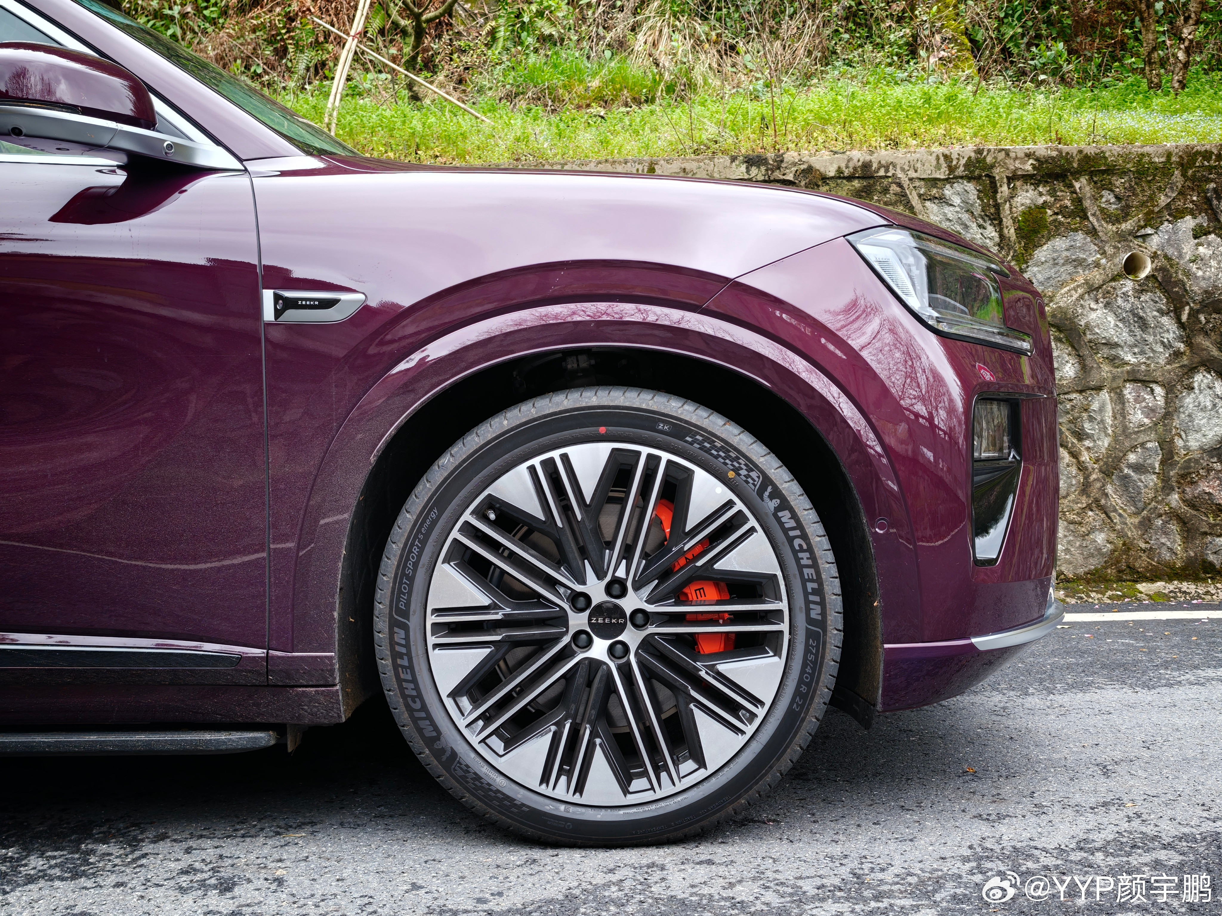 极氪8XUltra+版本，有48V后防倾杆，275/40R22的轮胎，2.0T