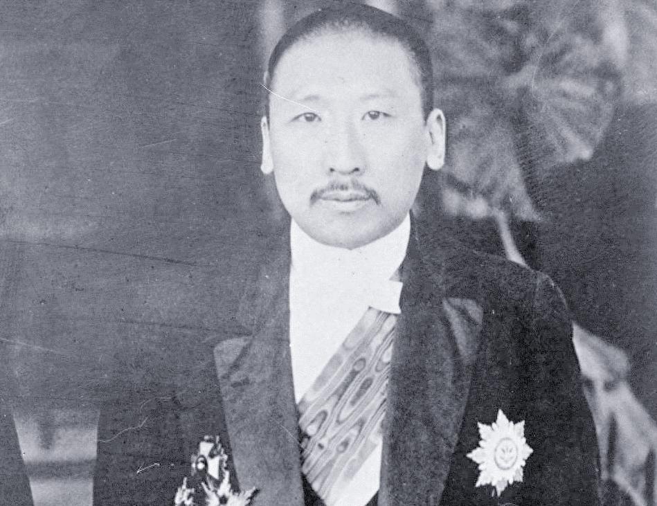 1951年，一名86岁老人被执行枪决。围观的百姓怒不可遏，纷纷将烂菜叶子和臭鸡蛋