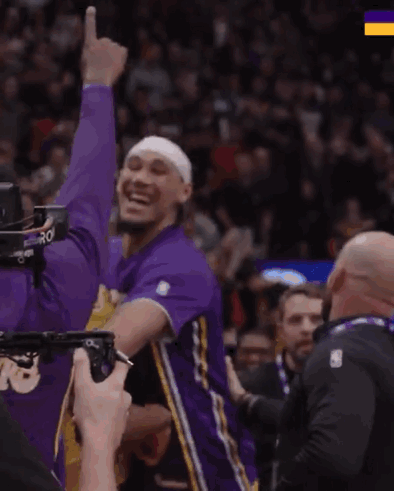 被胜利冲昏了头脑？！八村投中压哨绝杀后跑错了通道[笑着哭]后被队友抓了出来