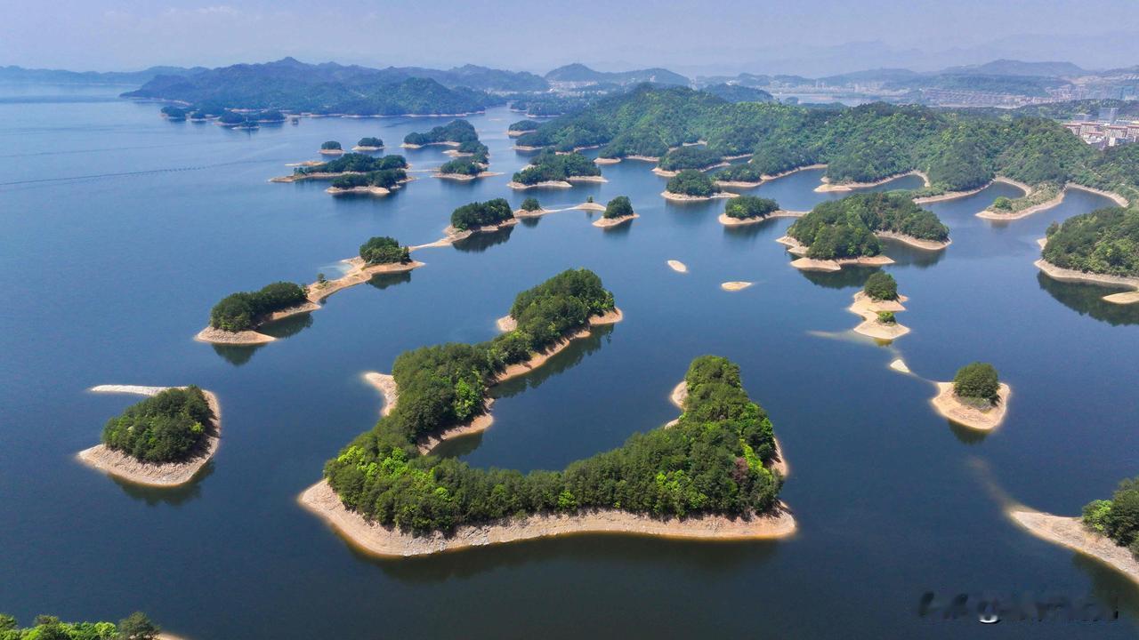 四月的千岛湖真的把春天的温柔与辽阔都藏在了黄山尖。登高远眺，九十多座岛屿在碧波