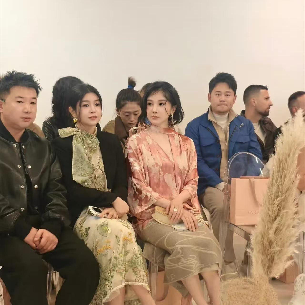 陈小纭米兰时装周脸僵上热搜，36岁与42岁陈妍希同框，网友：没有对比就没有伤