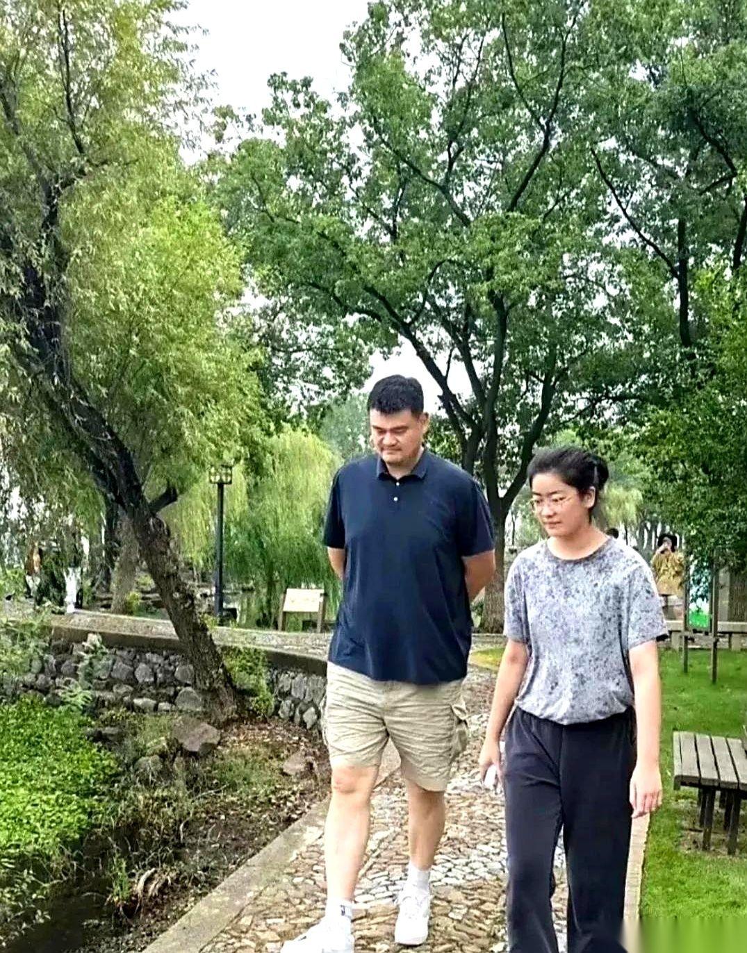 我跟你讲，基因这东西，有时候霸道得不讲道理。姚明和他闺女在苏州那张照片，简直了