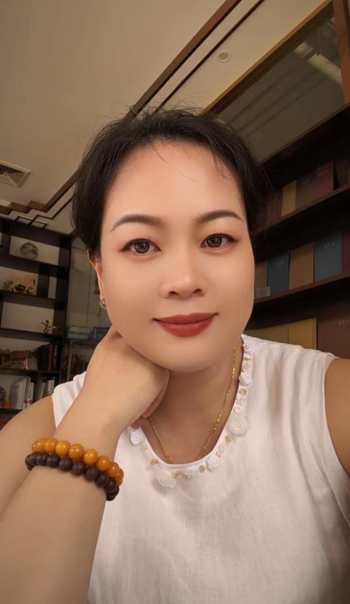 中午阳光明媚，时光温柔，岁月静好，万事顺心做简单真实的自己你值得拥有美好的一切