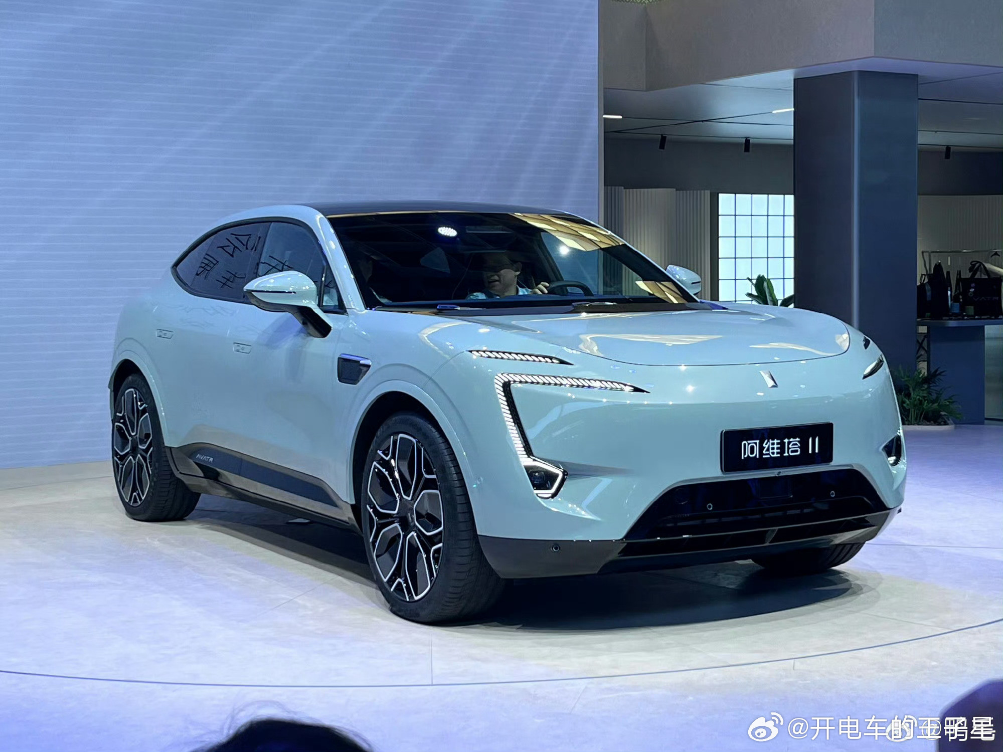 正好今天晚上刷微博看到了有媒体老师在聊这个关于阿维塔11的后续走向那我作为23年