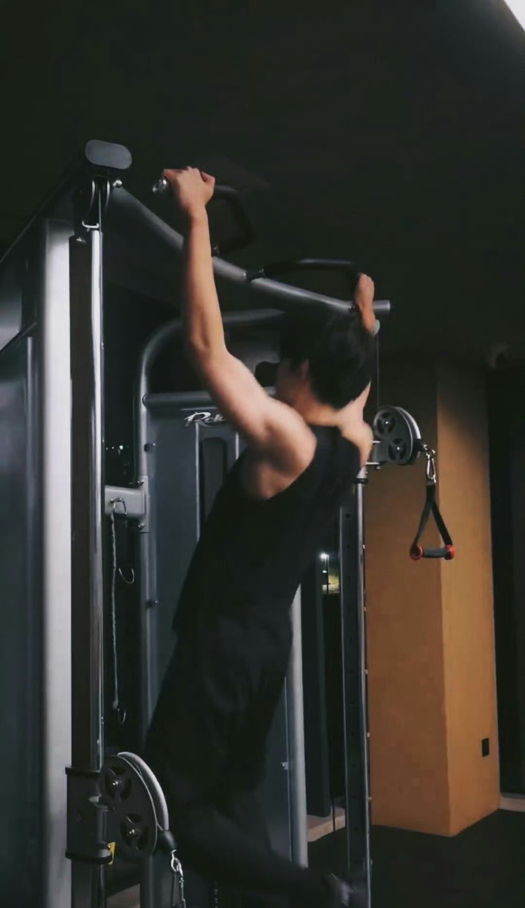 吴磊的手臂肌肉爆青筋了吴磊分享健身照斯哈斯哈，最新健身照来啦吴磊