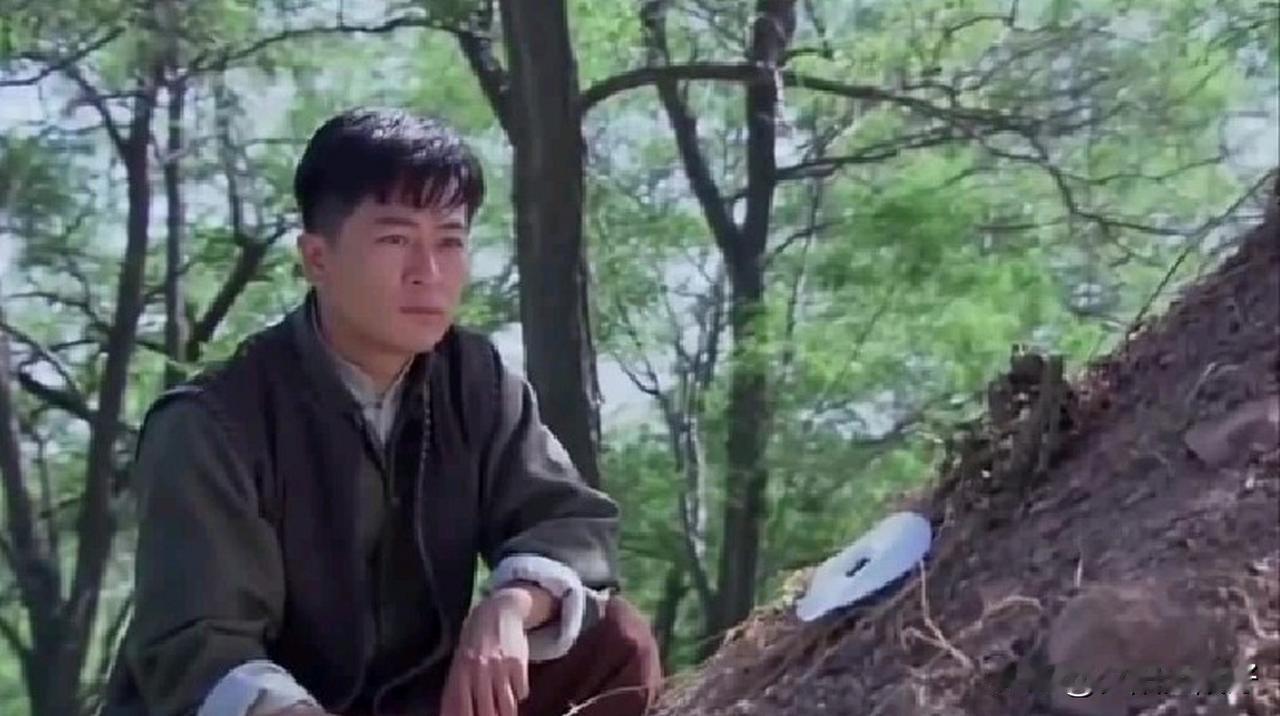 1943年，一交通员送情报途中撞见伪军。跑，跑不了。藏，又没地方藏。突然，他“噗