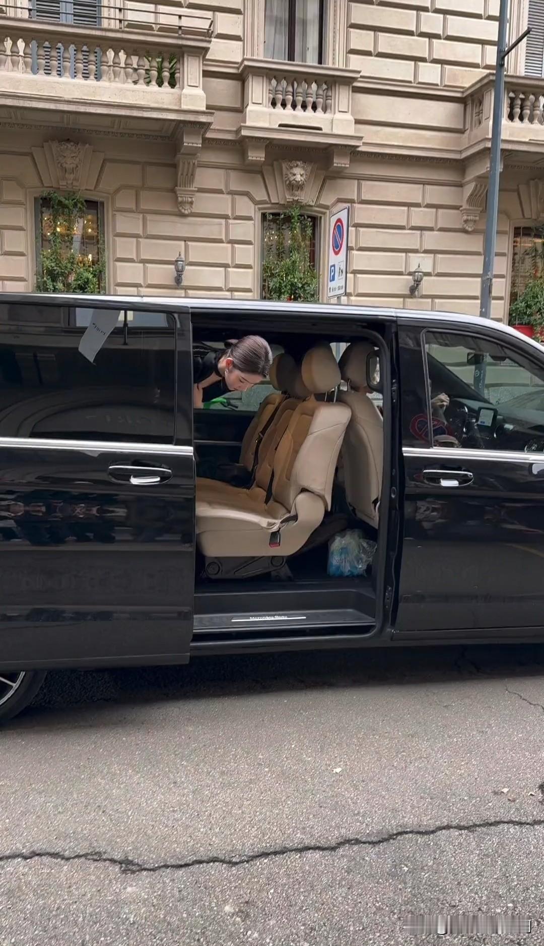 王玉雯下车踉跄险摔，一句“别给我发出去哦，我再下一次”把尴尬变圈粉名场面[我想静