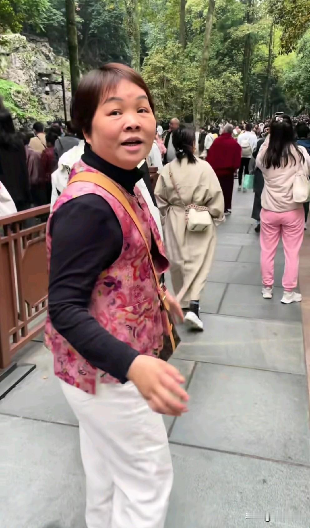 叶锐聪妈妈到灵隐寺还愿来了！看这身装束还是在杭州带货时穿的那一身。直播时说，四号