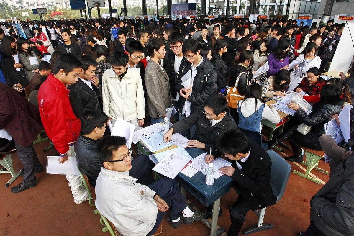 208名硕博生竞逐15个编制名额，人才争夺战持续升温“入编难度远超相亲成功