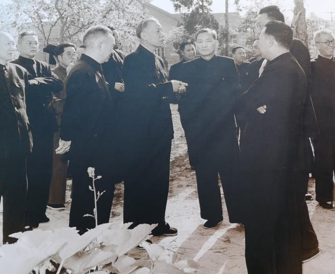 1958年3月，中央在成都召开工作会议，这就是著名的成都会议。会议期间，刘少奇和