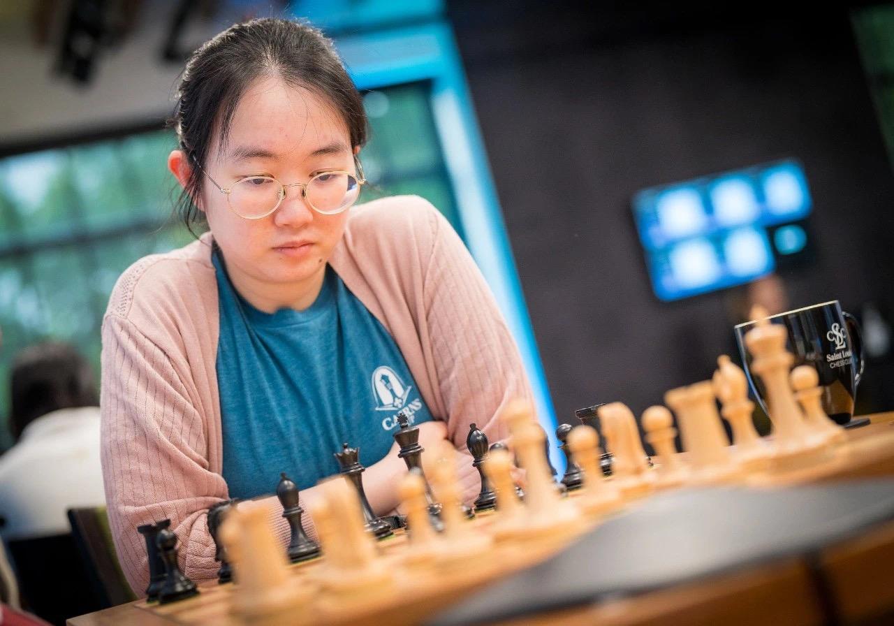 谭中怡战平巴齐亚什维利，美国两棋手叶诗雯和艾丽丝·李双双获胜，与科内鲁并列榜首。