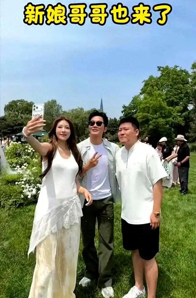 李晨出席妹妹婚礼全家福流出，继母年轻亮眼，真实站位揭示家庭关系