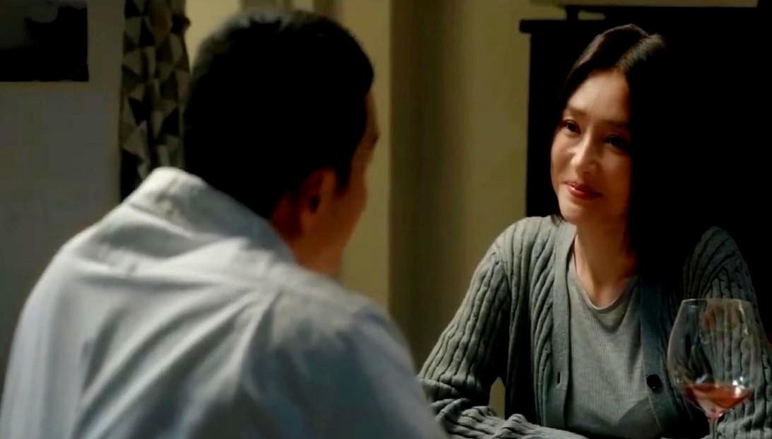 亦舞之城第14集预告：谭思婷与王泽远划清界限。预告里还展现王舒涵主动亲吻表白的