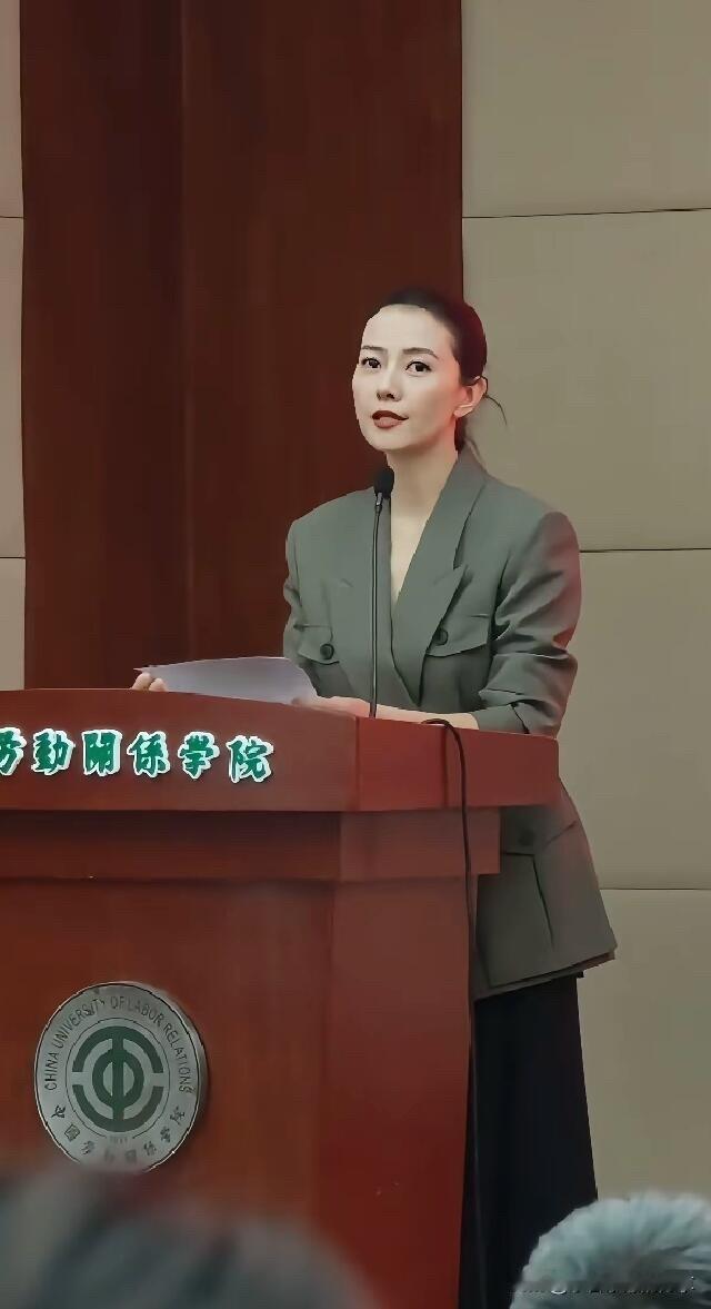 这是高圆圆在参加中国劳动关系学院的活动时的一组照片，感觉老天爷对她实在很温柔，看