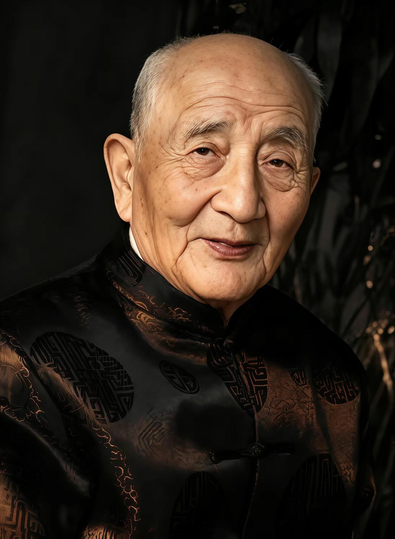 这位慈眉善目，长寿相的老人出身于清宫御医世家。一九一六年出生的他如今已一百一十岁