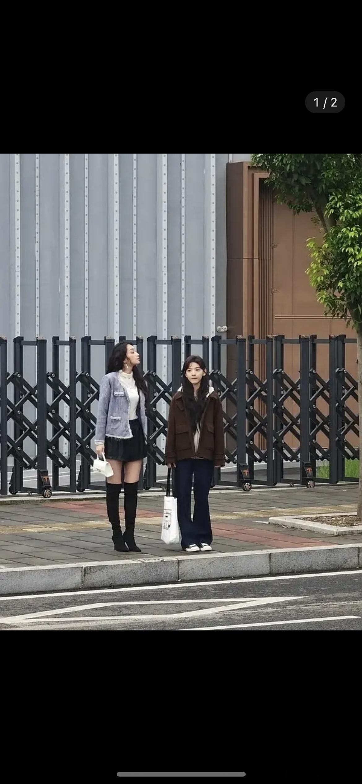 《难哄》这张同框图，章若楠虽然身材输了了，但脸赢了吧​​​
