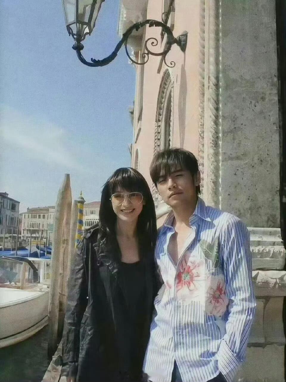 周杰伦和周迅的一张合照。2005年，周杰伦和周迅在威尼斯拍摄《四面楚歌》MV时