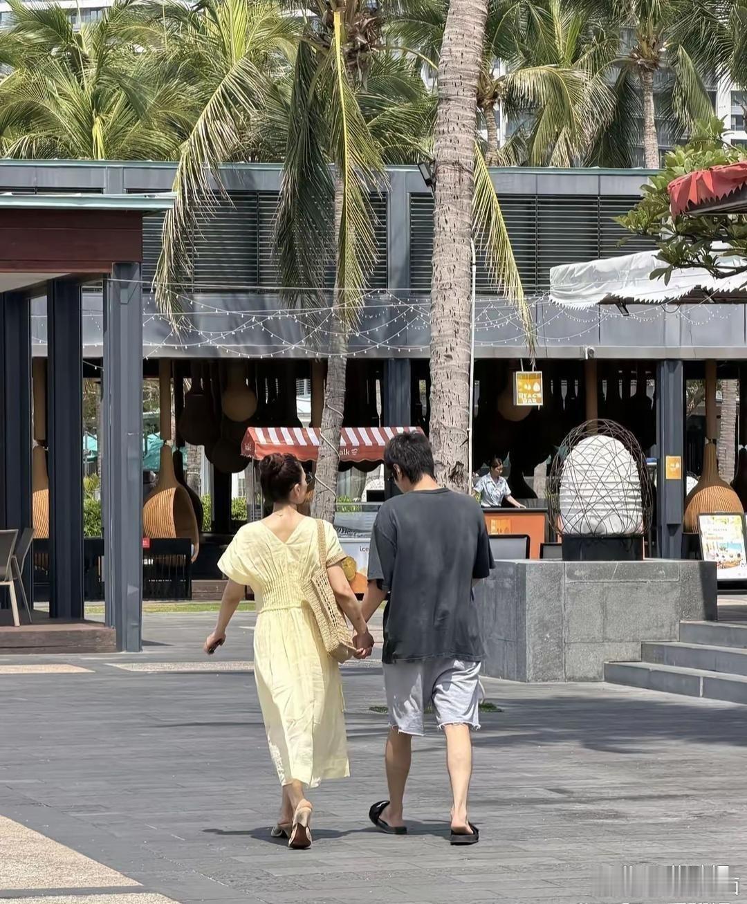 在海南三亚的一家度假⁠酒店‏，有网友偶‎遇了‏高圆圆和赵又‏廷。