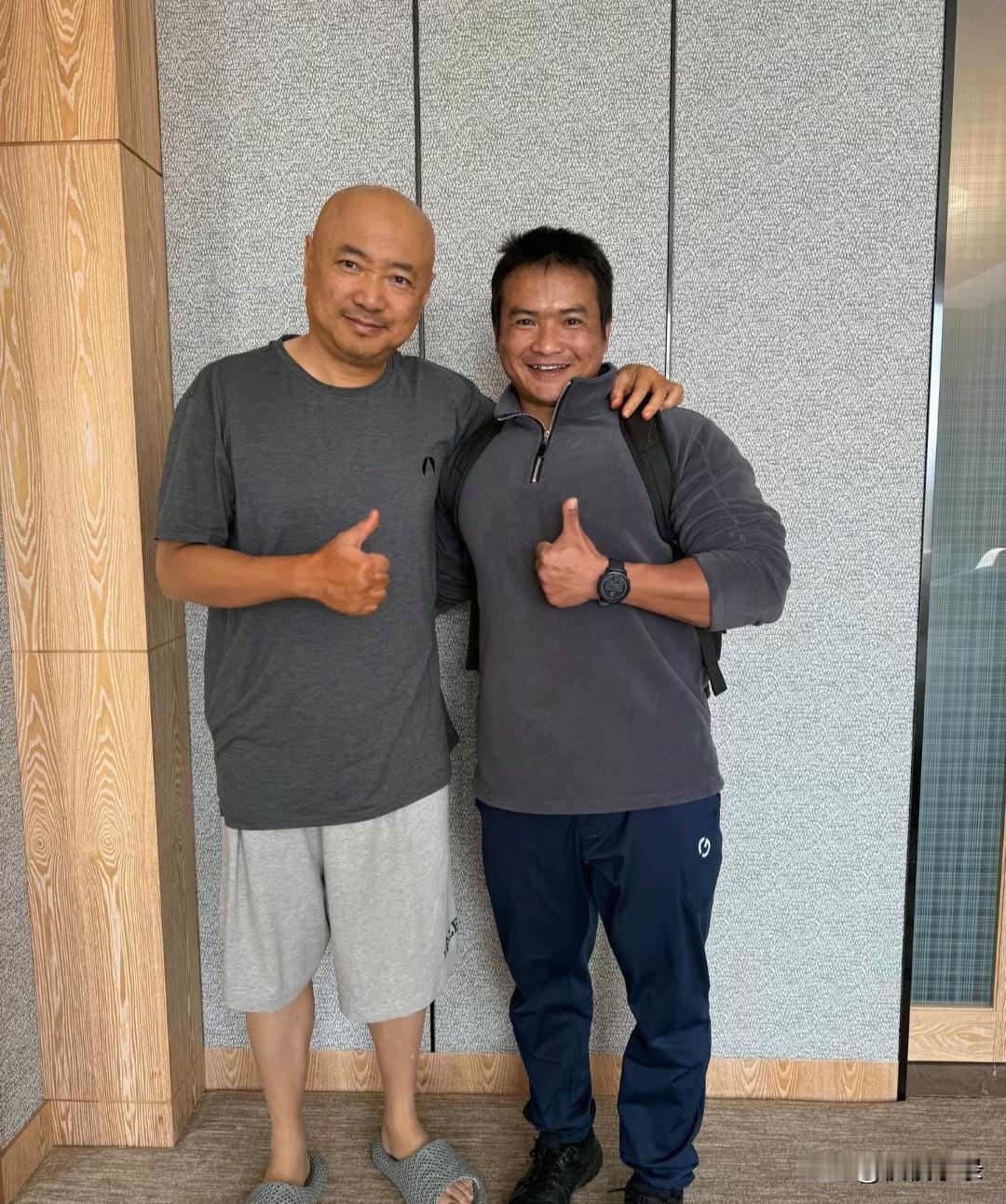 53岁徐峥在吉林一家酒店被偶遇，他穿衣打扮朴素，脚踩拖鞋，皮肤黝黑，身材肥胖，整