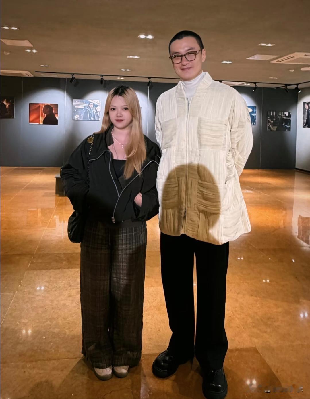 周一围在南京参加活动被偶遇，他穿着白衬衫，黑裤子，面色和善，真的好平易近人啊！[