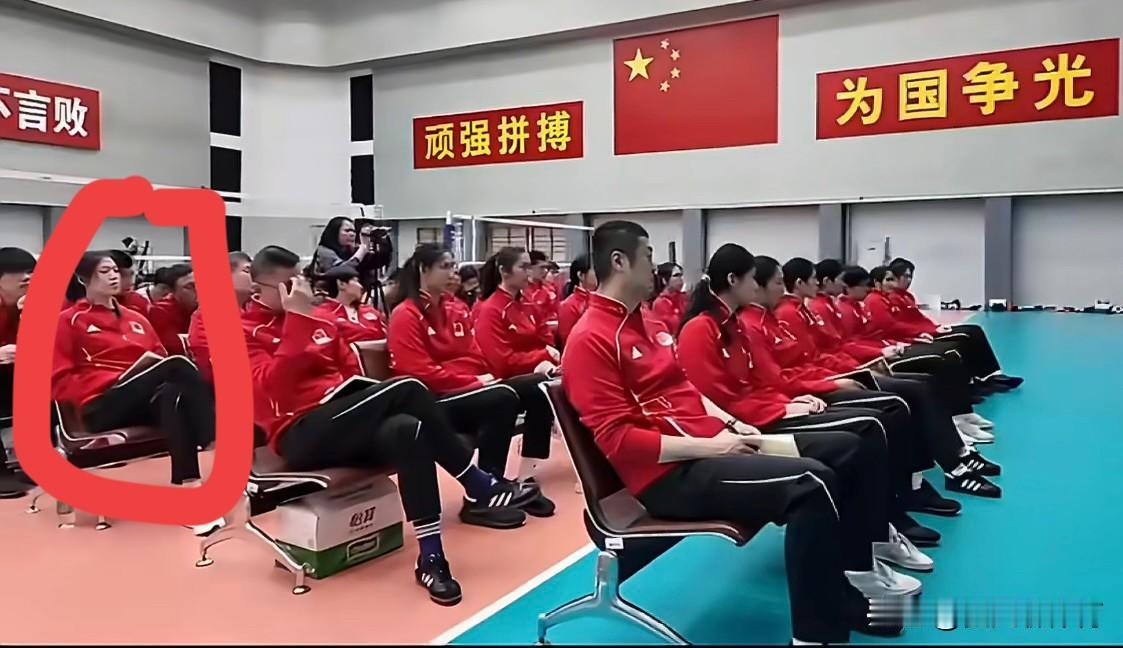原来李盈莹在前天就已经到北京集训了！7.2号排协给教练和队员举行专题讲座，进行心