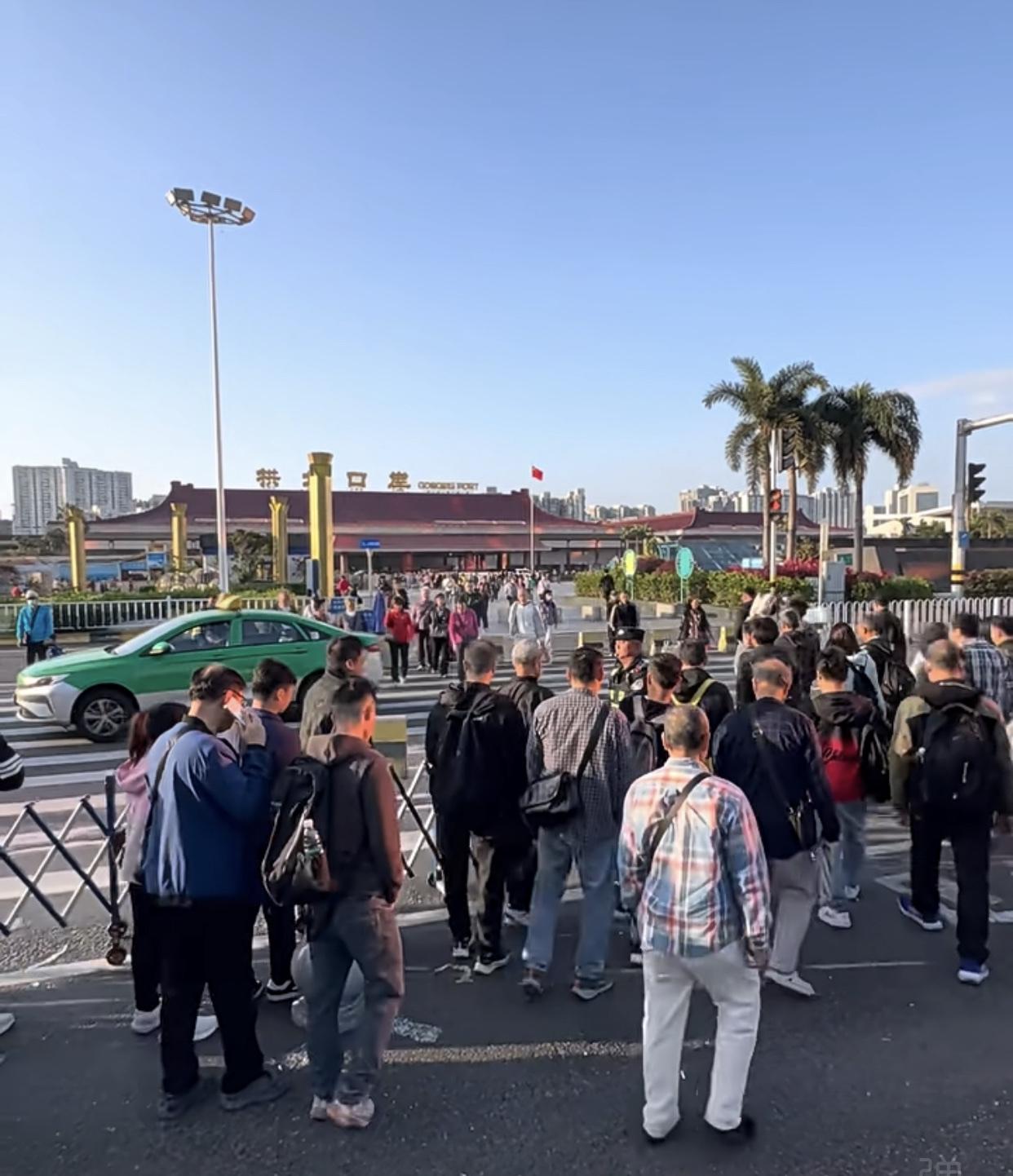 珠海拱北口岸对开的人行道，一夜之间安装了移动栏杆，这应该是无奈之举。每天几万辆车