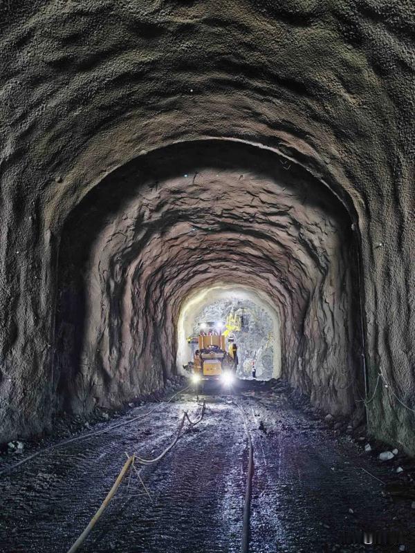 关于溶洞和废弃油井回注储油溶洞储油完全可以，而且完全是现实中已经在用的成熟技