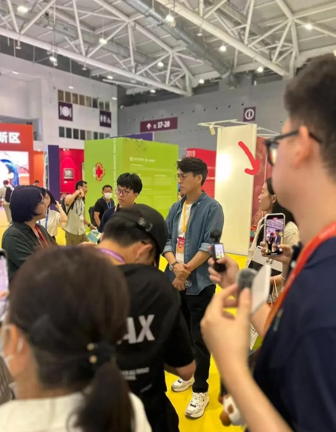靳东真是老天爷赏饭吃啊！快五十的他，腰不弯、背不驼，身材笔挺，气质儒雅，越老越
