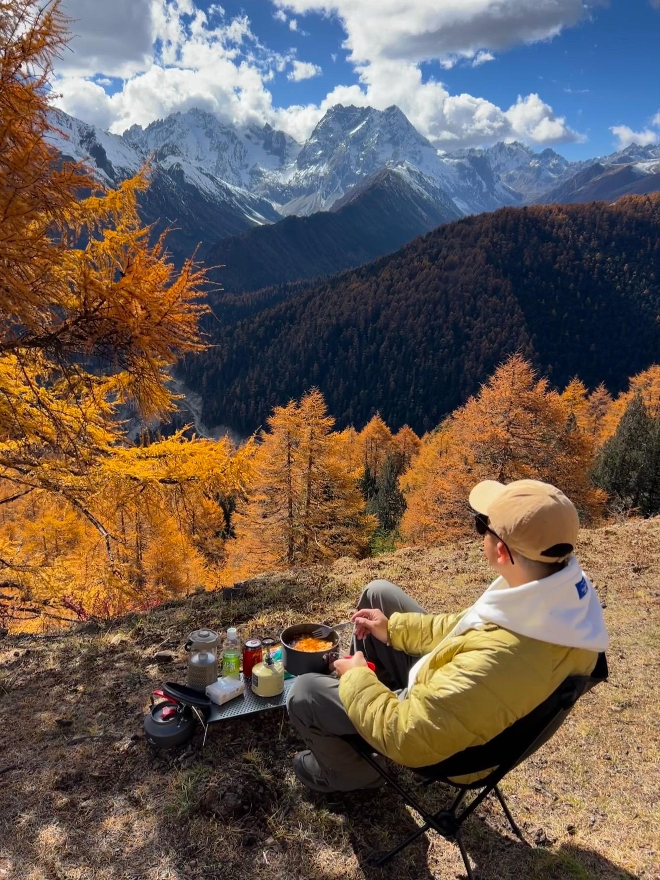 我以为夏天的云南就足够美了. 没想到秋天的风景更惊艳， 触手可及的“雪...