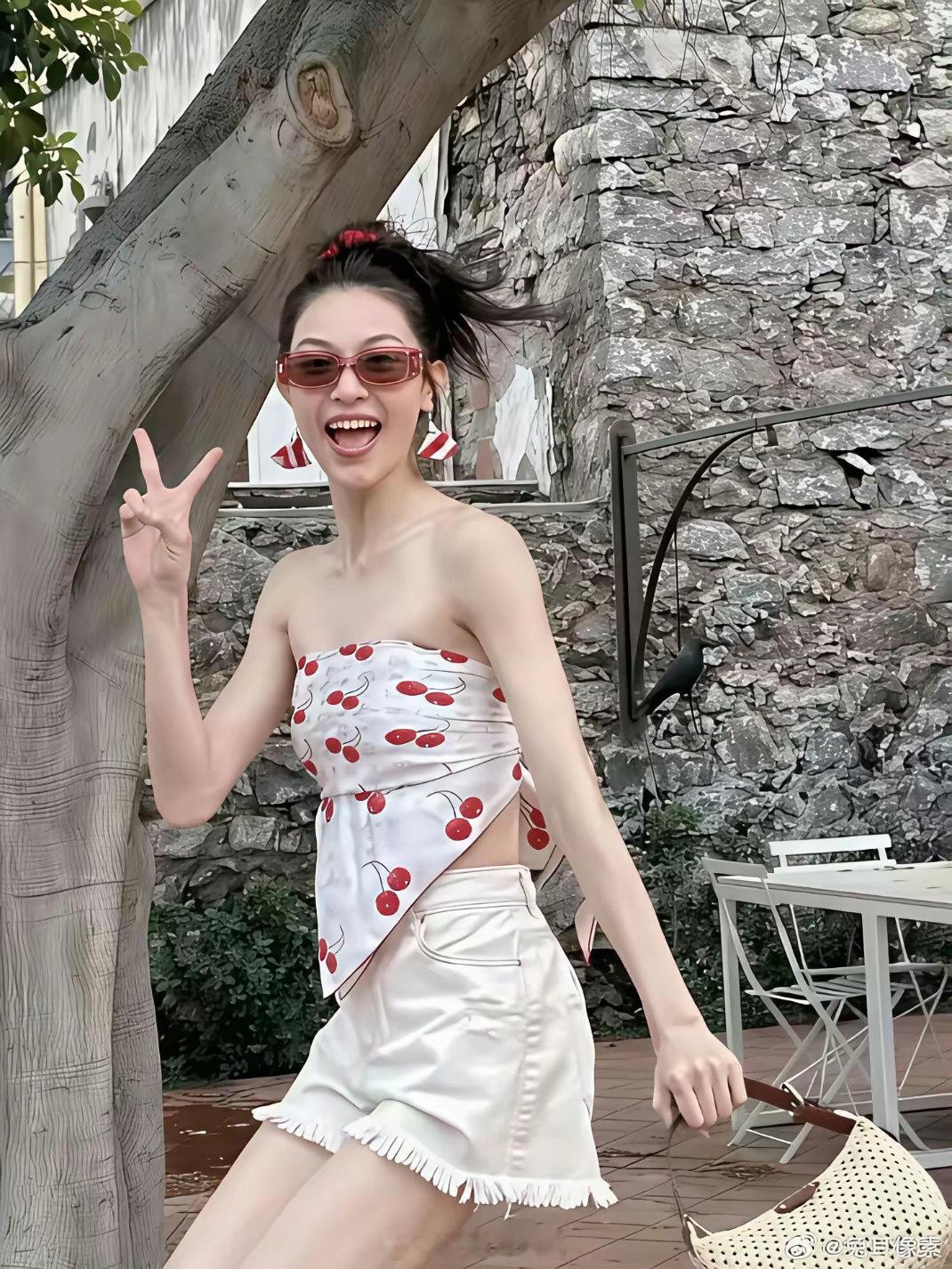 钟楚曦这个方巾抹胸太卡身材了胖一点瘦一点都不行​​​​