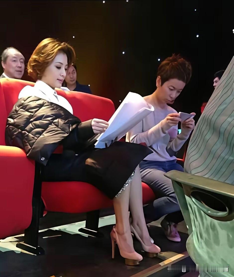 难得一见央视主持人在后台休息时的一张照片，感觉她不主持节目时，坐在那看稿子时特别