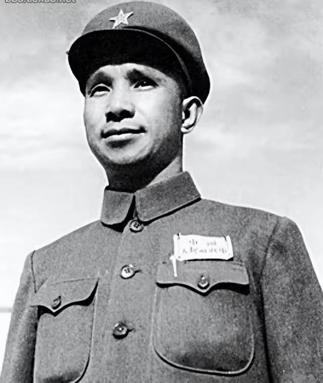 1955年，毛主席说：“论功、论历、论才、论德，粟裕可以领元帅衔。”这时周总理一