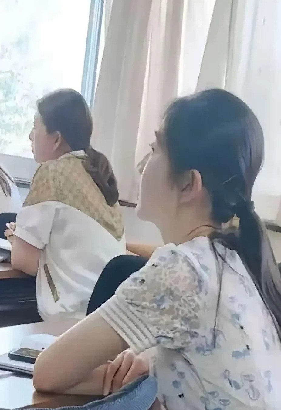 开个家长会，至于打扮这么年轻嘛？差不多就得了呗，又不是选美大赛，这可是家