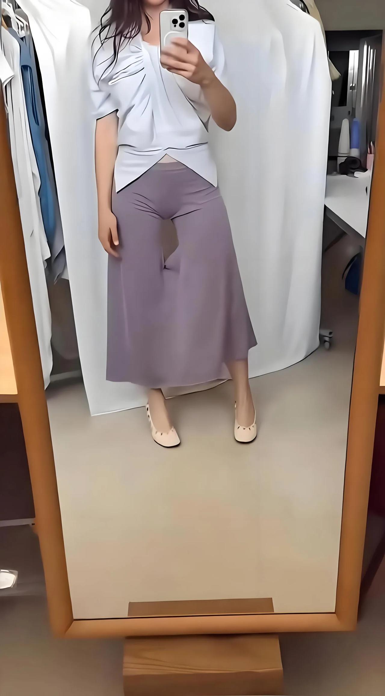 不得不佩服设计师的脑洞，这到底是裤子还是裙子，干嘛中间留个洞，真的好看吗？