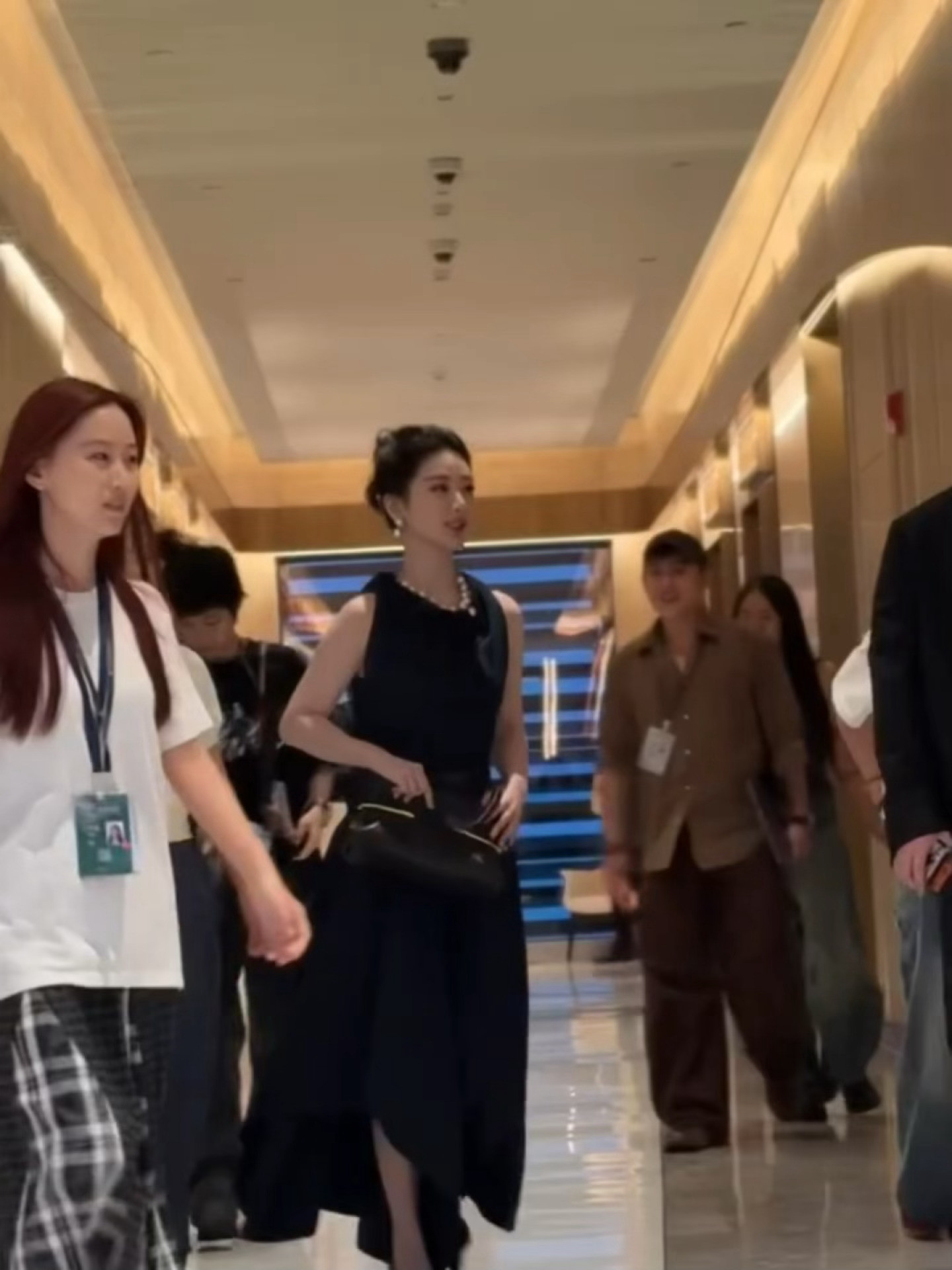 蓝裙盘发，紫今天完全大花青衣气质🥰🥰🥰杨紫大花青衣气质杨紫白玉兰提名晚宴蓝
