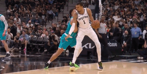 鼻子都气歪了，格威这是被文班打出了表情包[捂脸哭][捂脸哭][捂脸哭]关键文班亚马成