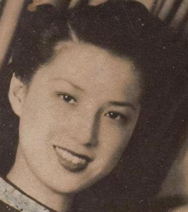 1918年，广东高州的一个女子，被丈夫以“不生孩子”为由赶出家门。她结婚六年，换