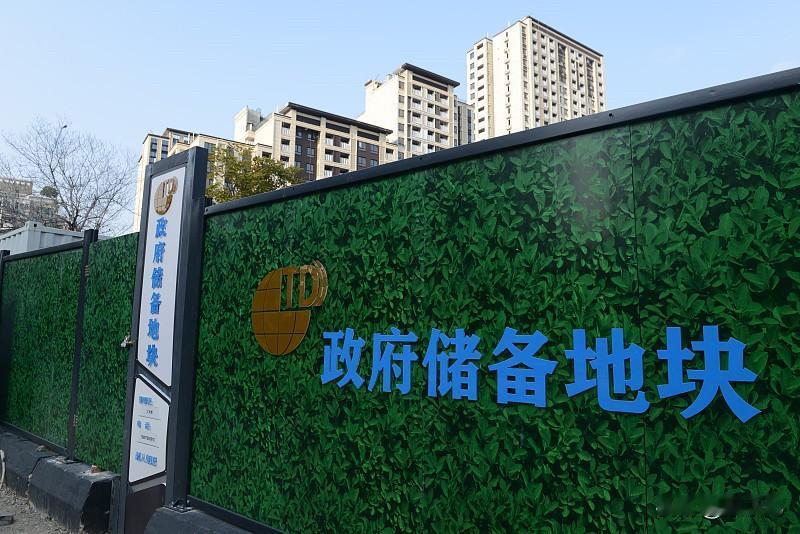 中国楼市以前的模式是：拿地、尽快预售、快速回款、再加杠杆去拿下一块地。靠高周转滚