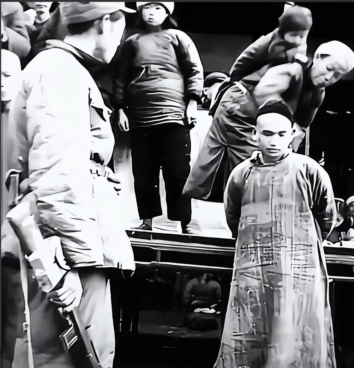 1950年，四野肇庆剿匪，横行西江几十年的土匪头子陆轰，被俘后，狱中装病两个多月