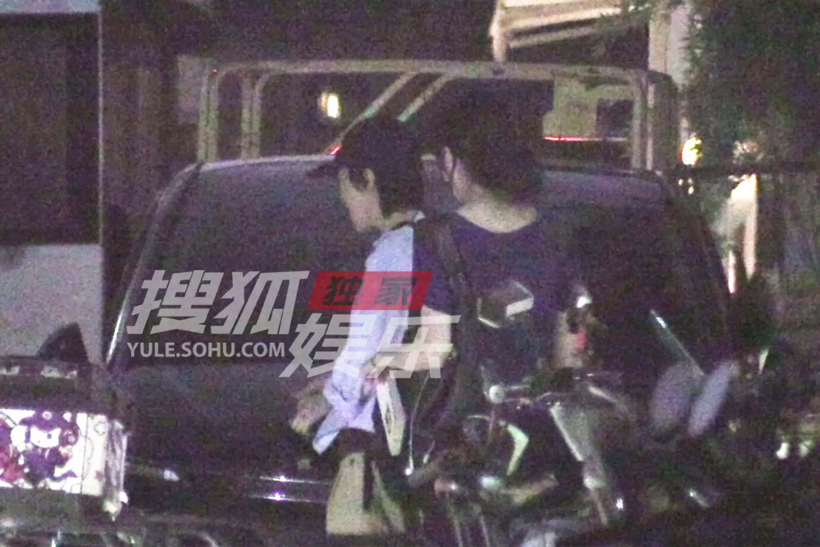 窦靖童李嫣深夜现身音乐公司姐妹结伴低调又默契​