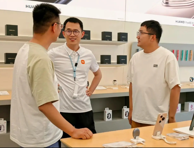 6月13日，小米市场部总经理王腾竟然去华为门店看新出的手机Pura80了！去的地