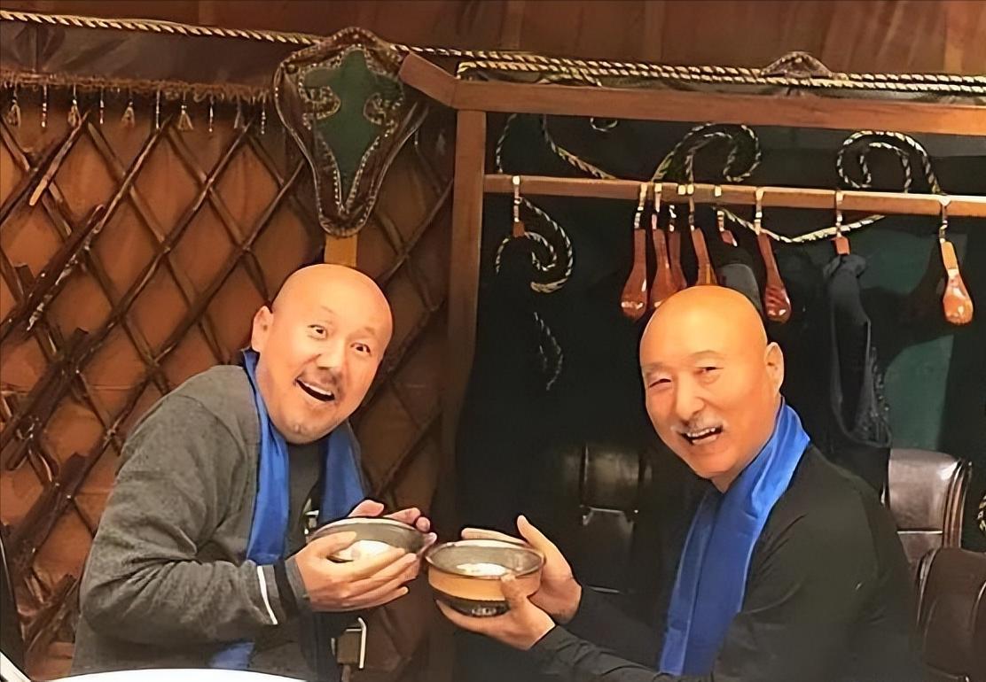 2018年，陈佩斯去内蒙商演，腾格尔给陈佩斯打电话说：“来我家喝酒，40