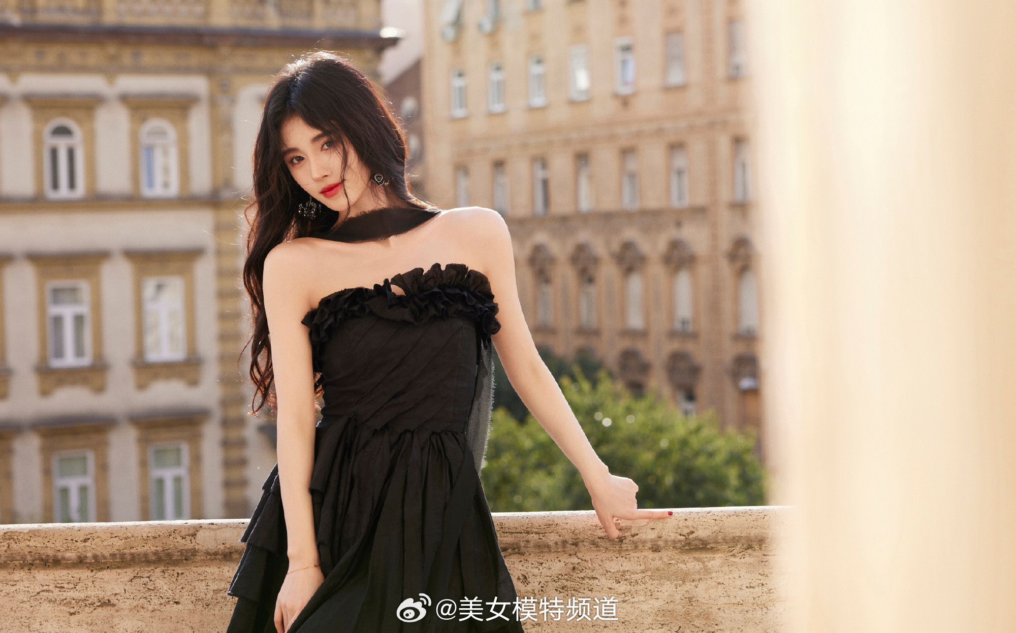 鞠婧祎黑色抹胸裙街拍大片